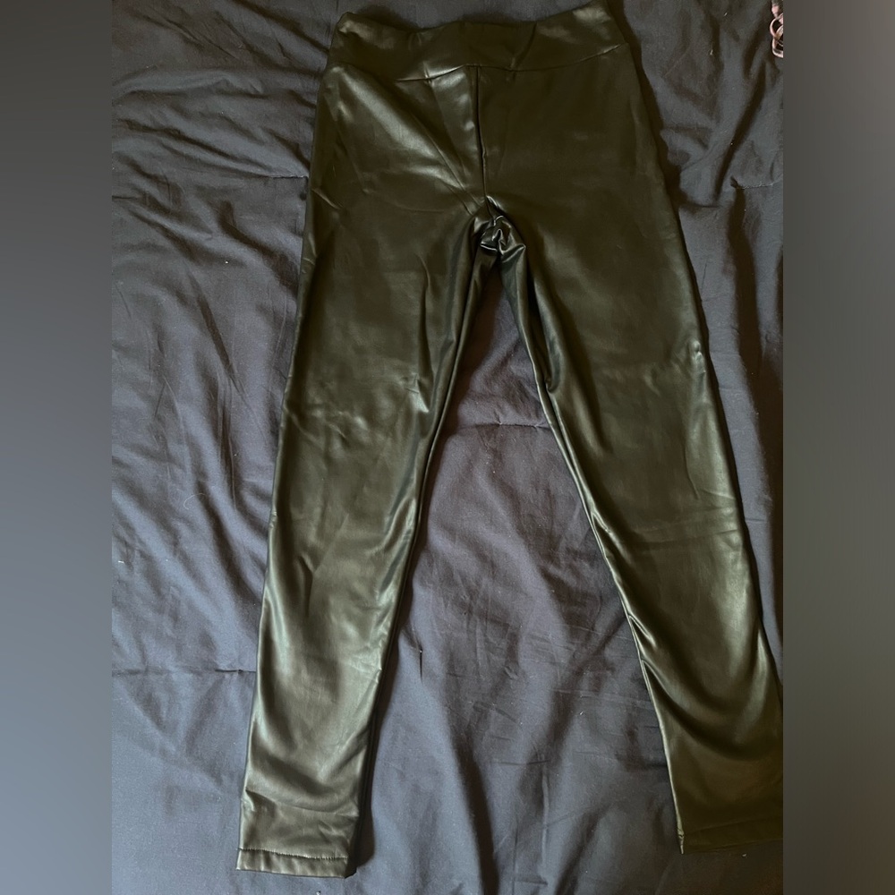 Forever 21 Size M Black leggings(thick inside)